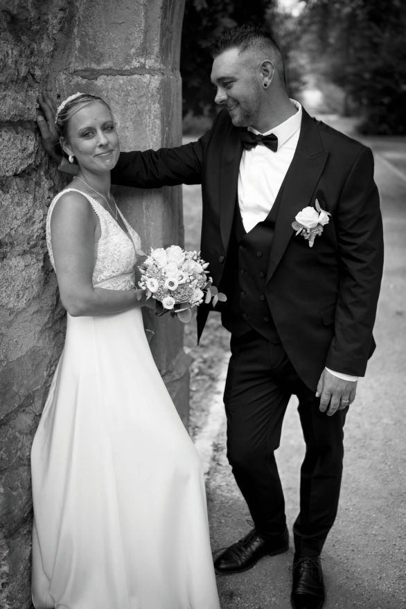 Brautpaar-Park-Bogen-schwarz-weiß